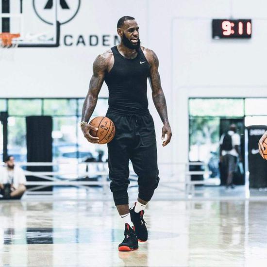 扑点+6次扑救，迈尼昂当选与国米一役米兰队内最佳球员（扑出点球并完成6次扑救，迈尼昂获评米兰德比队内最佳球员）