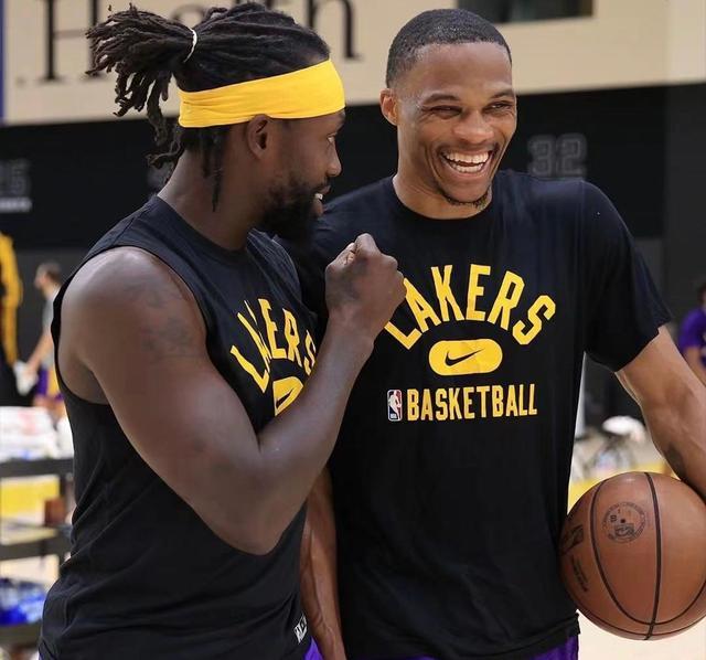 西媒：埃里克-加西亚因上半场面部受撞击后头晕在半场被换（西媒：埃里克-加西亚上半场面部受撞致头晕，中场被换下）