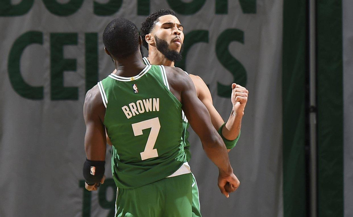 詹姆斯关键一球引爆全场（詹姆斯关键一投令全场沸腾）