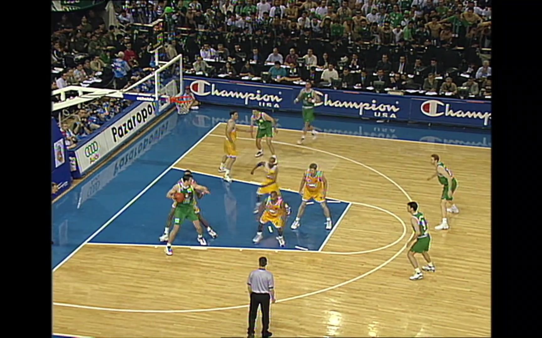 拜仁莱万多夫斯基关键进球锁定胜局（莱万多夫斯基致胜一球助拜仁全取三分）